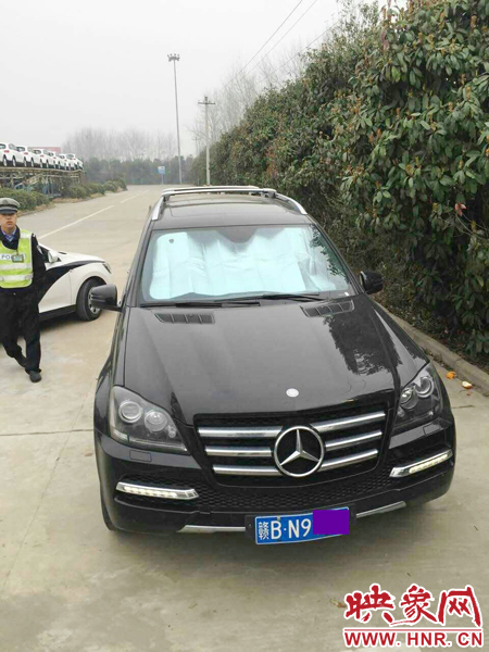 江西男子奔馳車(chē)中睡覺(jué)一氧化碳中毒，周口高速交警及時(shí)發(fā)現(xiàn)。