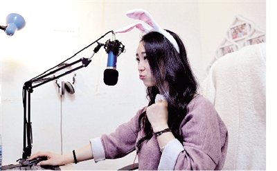 在一次直播中，小米戴上兔子頭飾，向網(wǎng)友賣萌