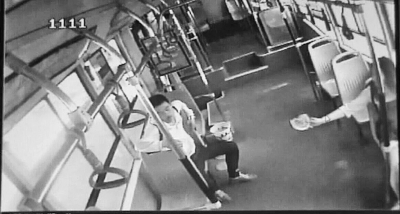 小情侶公交車上旁若無(wú)人吃西瓜，弄臟車廂環(huán)境引不滿。