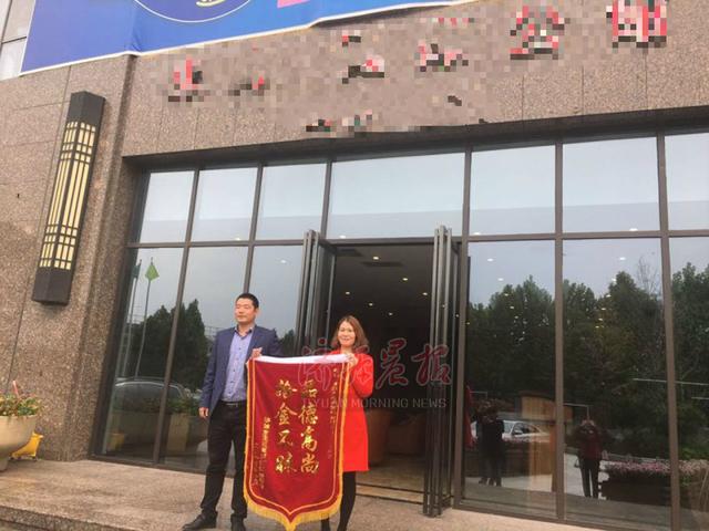 濟(jì)源女子ATM機(jī)取錢 卡還沒(méi)插進(jìn)鈔票嘩嘩往外吐