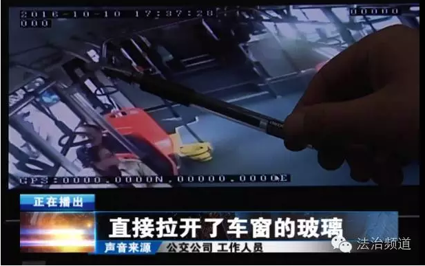 兩男子坐鄭州公交竟然跳窗 只因為坐過站點(diǎn)