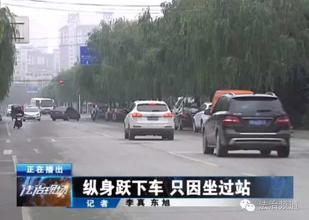 兩男子坐鄭州公交竟然跳窗 只因為坐過站點(diǎn)