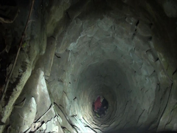 險(xiǎn)！女子凌晨墜入15米深井 命懸一線