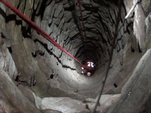 險(xiǎn)！女子凌晨墜入15米深井 命懸一線