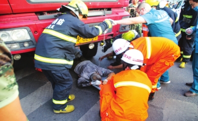 洛陽(yáng)街頭發(fā)生感人一幕 六旬老人車(chē)輪下奇跡生還