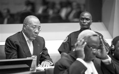 9月26日，荷蘭海牙，利比里亞前總統(tǒng)查爾斯·泰勒在法庭接受審判。