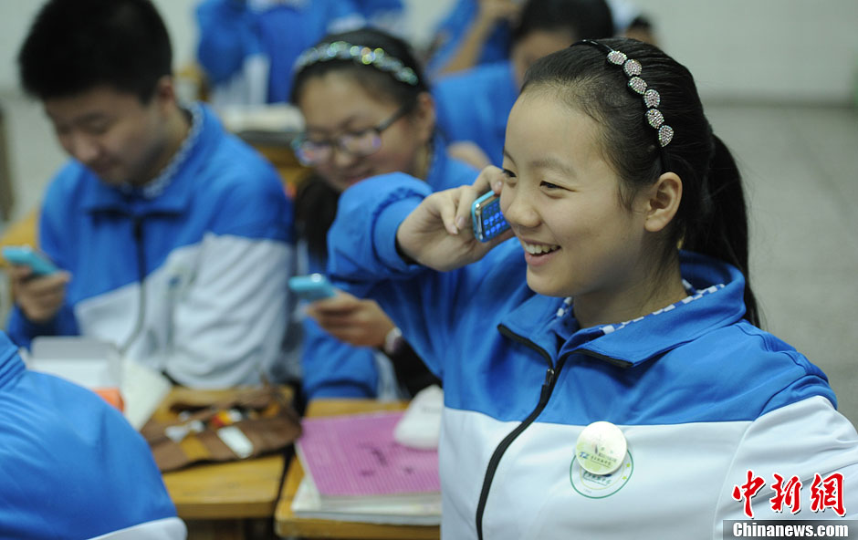 圖為一同學正在試手機的通話功能。