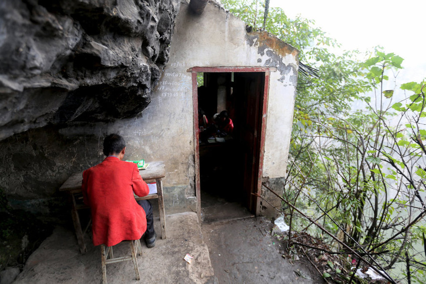 左邊是絕壁，右邊是懸崖，這樣一個讓人“倒吸涼氣”的地方，卻是袁老師的“辦公室”。