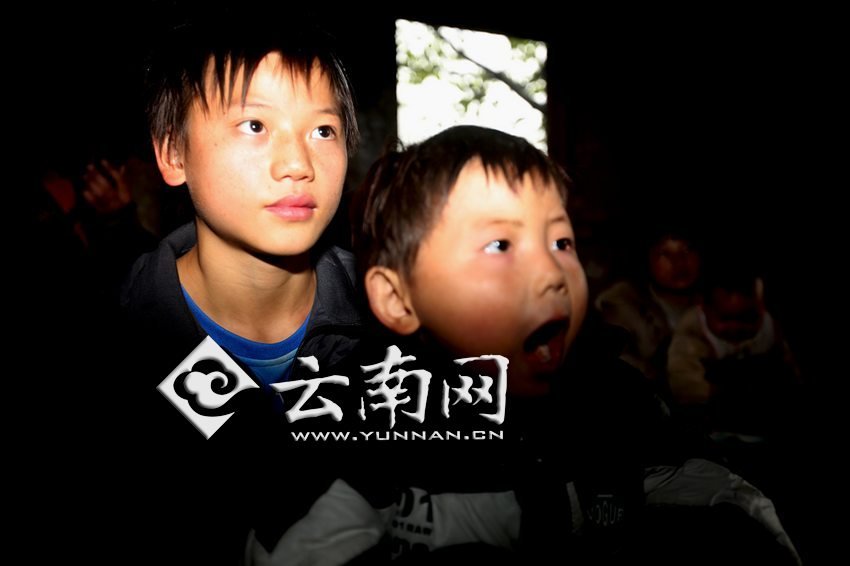 孩子認(rèn)真地跟著袁老師讀拼音。徐弘毅 攝