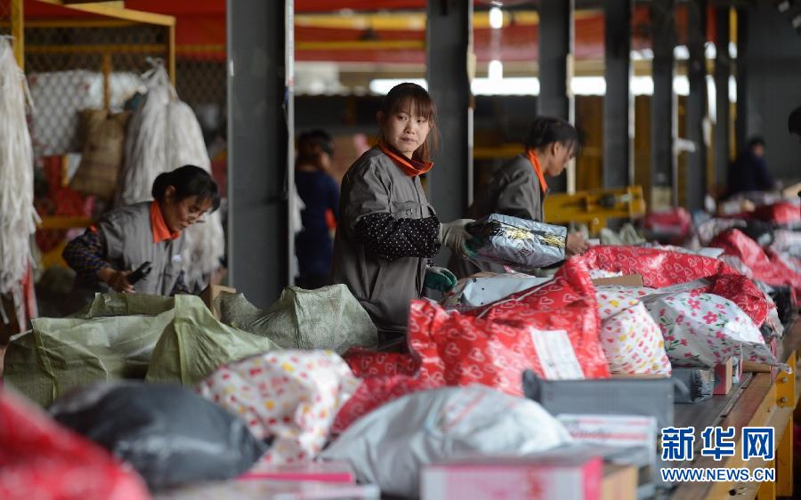 11月11日，一家快遞公司的工作人員正在分揀快件。