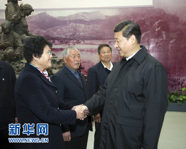 25日上午，習(xí)近平在臨沂華東革命烈士陵園參觀沂蒙精神展并會(huì)見當(dāng)?shù)叵冗M(jìn)模范和當(dāng)年支前模范后代代表。