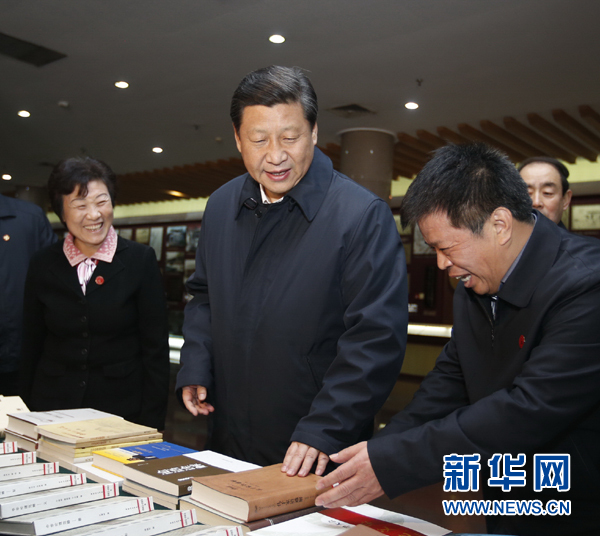 26日上午，習(xí)近平在孔子研究院參觀考察。新華社記者鞠鵬 攝