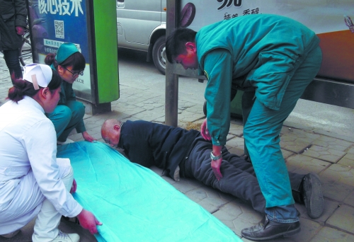 鄭州老人倒地?zé)o人敢扶 多人守候等救護(hù)車(chē)