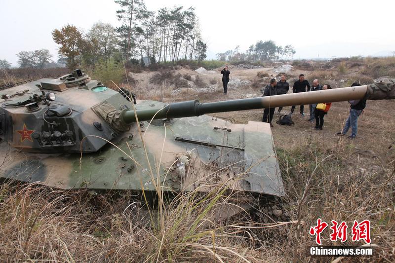 12月4日，浙江臺(tái)州，人們在坦克前圍觀。