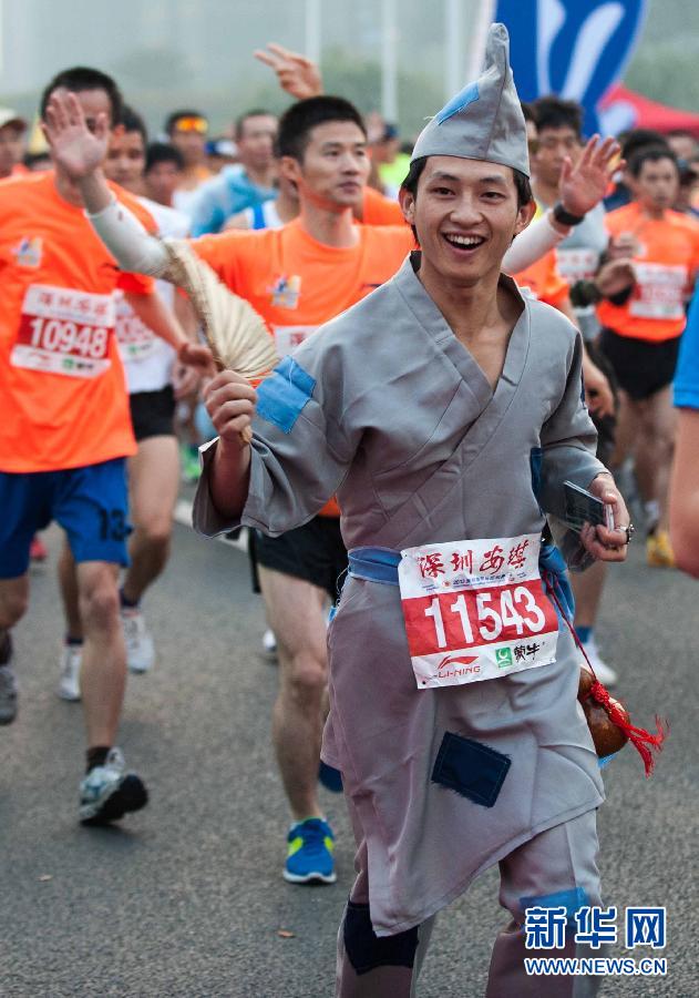 12月8日，一名選手身著“濟(jì)公”服裝參加比賽。