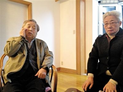 前晚，年過七旬的劉光嘉及妻子向記者講述強(qiáng)拆經(jīng)過。