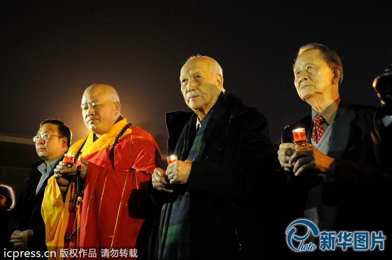 “為南京大屠殺遇難者守靈儀式暨和平燭光祭”活動(dòng)在侵華日軍南京大屠殺遇難同胞紀(jì)念館祭場舉行。