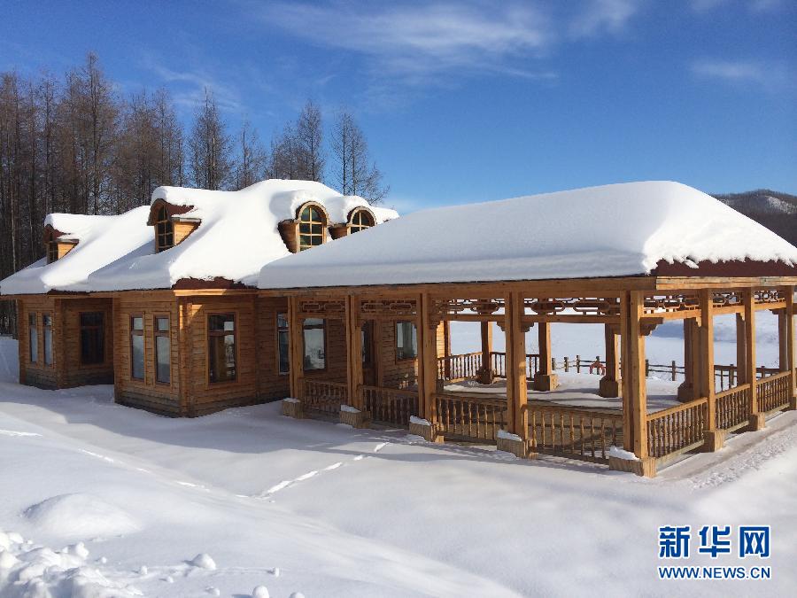 圖為穗豐園里的實(shí)木亭子（2013年12月8日攝）。