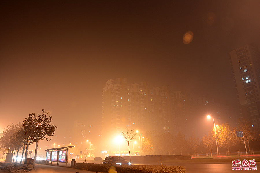 霧霾籠罩下的路燈顯得昏暗不少 霧霾籠罩下的路燈顯得昏暗不少