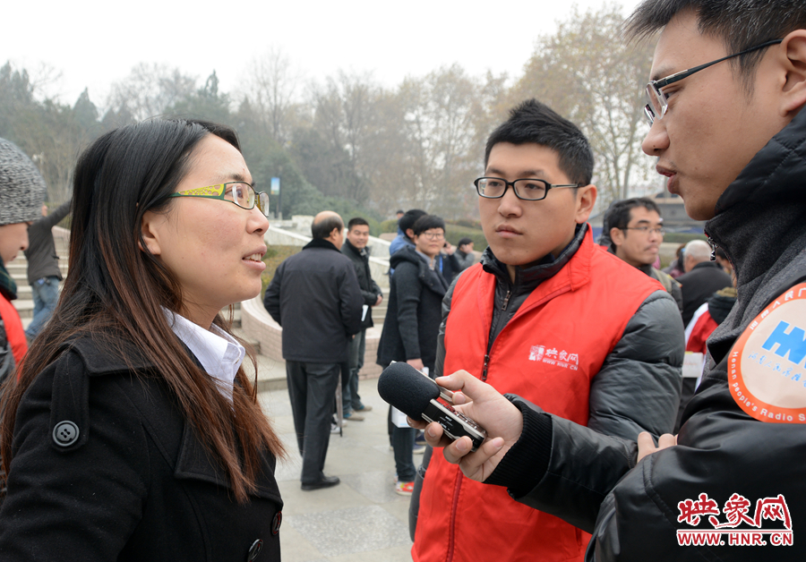 活動現(xiàn)場映象網(wǎng)記者和新聞廣播記者采訪地鐵相關(guān)負責(zé)人