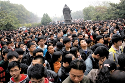 去年3月16日，武漢華中科技大學(xué)，“北約”、“華約”、“卓越”聯(lián)盟自主招生選拔考試湖北考點(diǎn)，考生等待進(jìn)場。 圖/CFP