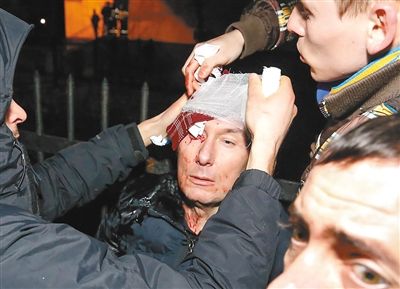 11日，基輔，遇襲受傷的反對(duì)派領(lǐng)導(dǎo)人盧岑科接受簡(jiǎn)單救護(hù)。