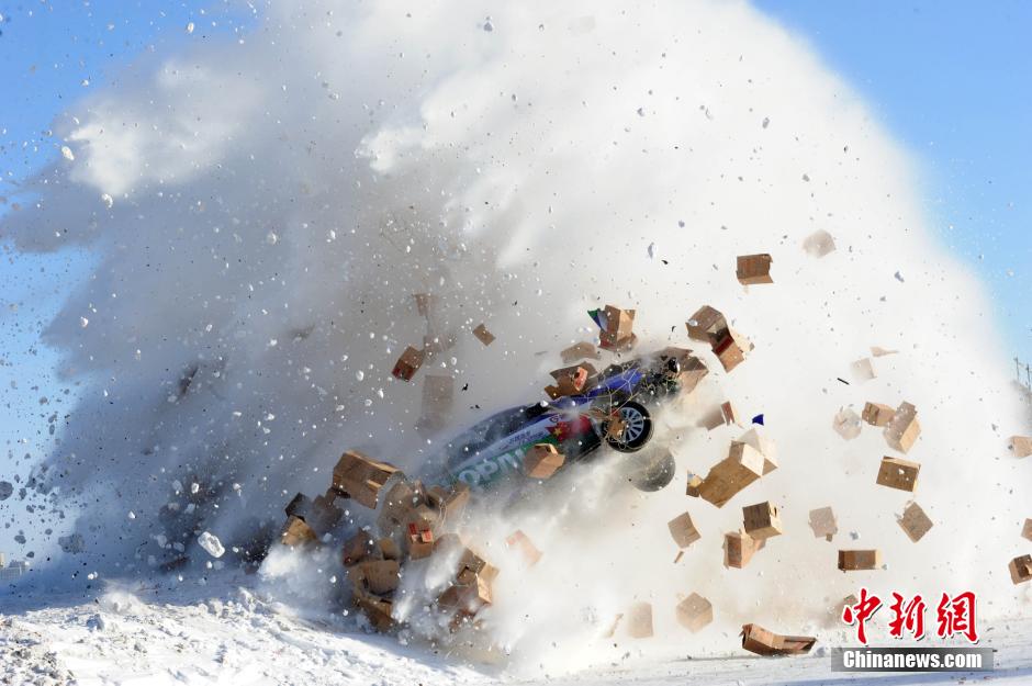 圖為：謝雨均駕駛賽車在黑龍江黑河段飛越冰河。中新社發(fā) 邱齊龍 攝