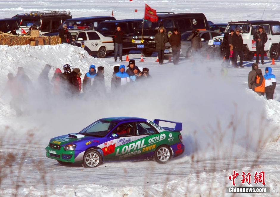 圖為參加“飛越冰河”大型體育極限運(yùn)動(dòng)挑戰(zhàn)賽事的選手在冰封的黑龍江上進(jìn)行冰雪飛車漂移。中新社發(fā) 邱齊龍