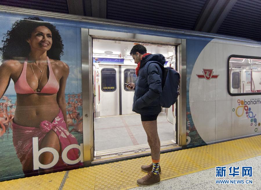 1月12日，在加拿大多倫多，一名只穿著內(nèi)褲的男子在車站等候地鐵。