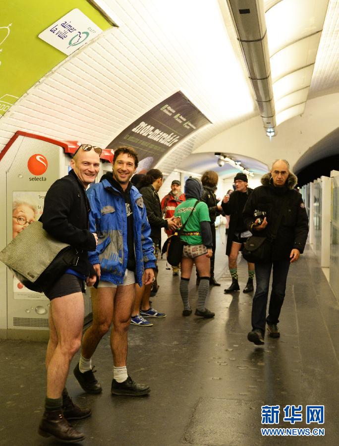 1月12日，在橫貫巴黎東西部的1號(hào)線地鐵車廂里，乘客只穿一條內(nèi)褲搭乘地鐵。