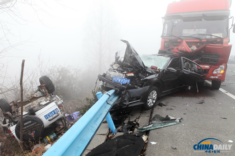 事故現(xiàn)場?；荼?攝