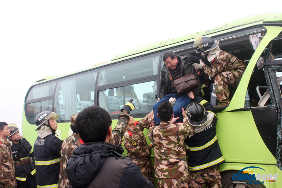 消防人員現(xiàn)場施救?；荼?攝