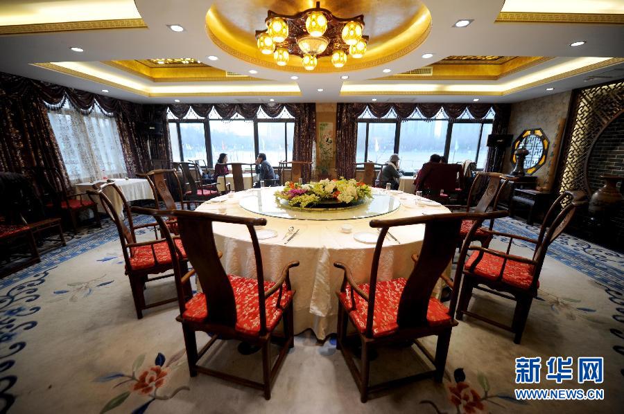 　1月15日，游客在北京紫竹院公園內(nèi)的問(wèn)月樓喝茶聊天。