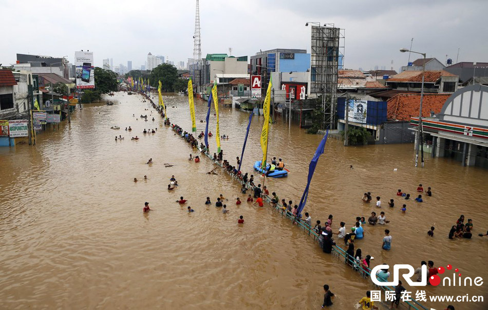 印尼首都雅加達暴雨成災(zāi) 數(shù)千人緊急疏散