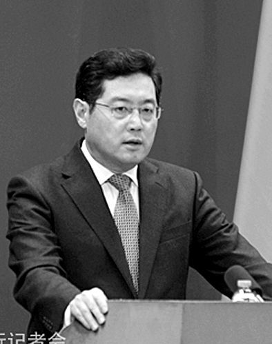 23日，秦剛在外交部例行記者會上。