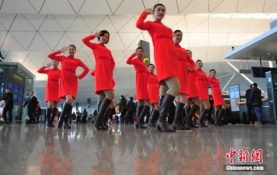 1月23日，機(jī)場(chǎng)工作人員在跳“快閃”舞蹈。