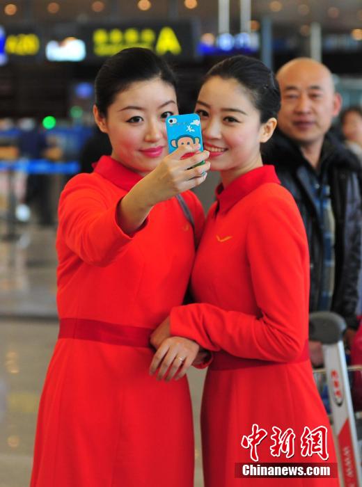 1月23日，機(jī)場(chǎng)工作人員在跳“快閃”舞蹈。