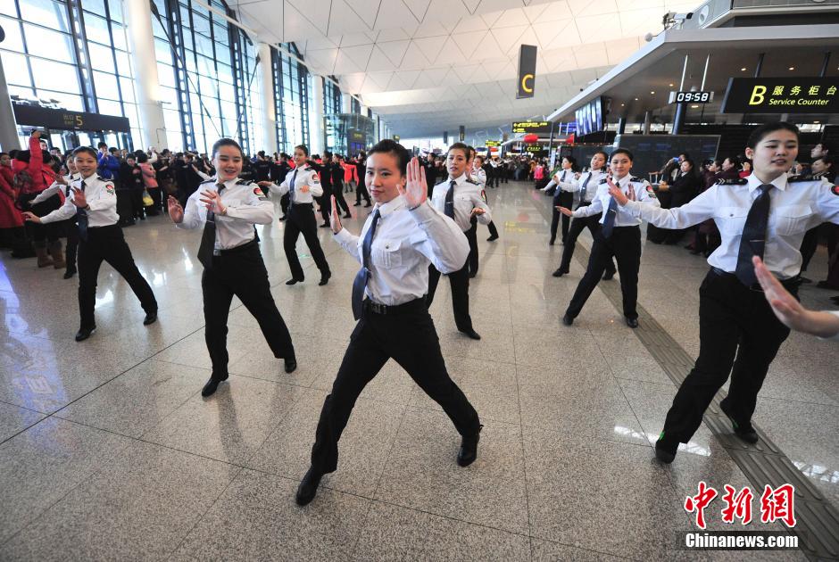 1月23日，機(jī)場(chǎng)工作人員在跳“快閃”舞蹈。
