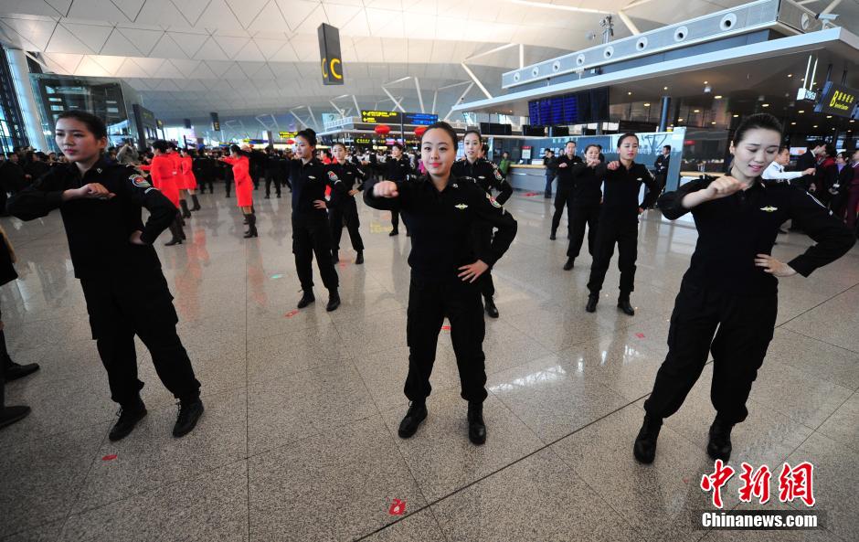1月23日，機(jī)場(chǎng)工作人員在跳“快閃”舞蹈。