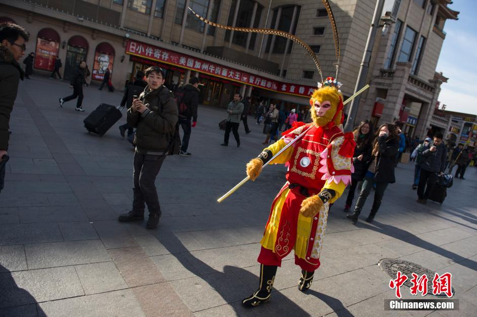 孫悟空“快閃”北京站 售票廳排隊(duì)買票 孫悟空“快閃”北京站 售票廳排隊(duì)買票