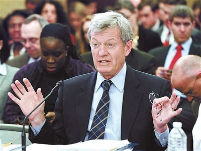 2012年2月1日，鮑卡斯在國會會議上發(fā)言供圖/IC