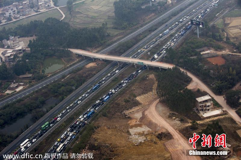 航拍春運(yùn)路況 廣河長(zhǎng)深高速交界車(chē)隊(duì)綿延幾公里 航拍春運(yùn)路況 廣河長(zhǎng)深高速交界車(chē)隊(duì)綿延幾公里