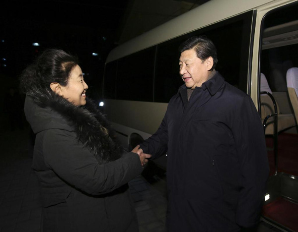 習(xí)近平27日晚看望了牛玉儒同志家屬。