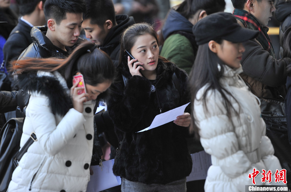 圖為表演系考生走出考場。