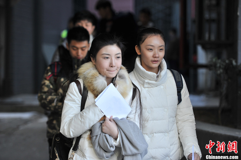 圖為表演系考生走出考場。