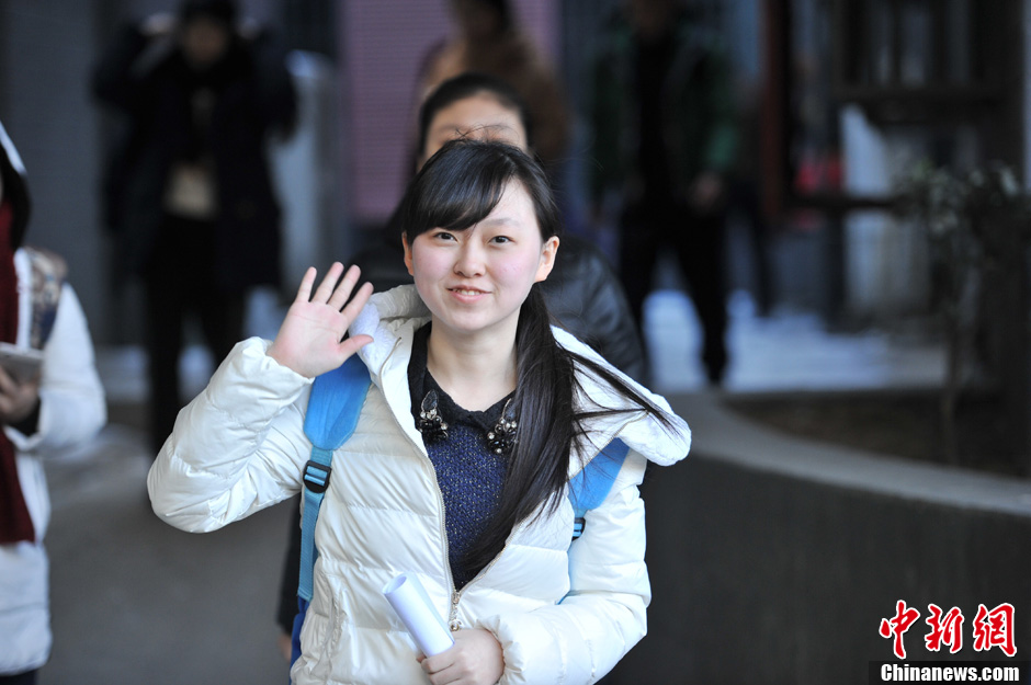 圖為表演系考生走出考場。