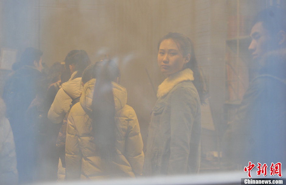 圖為表演系考生走出考場。