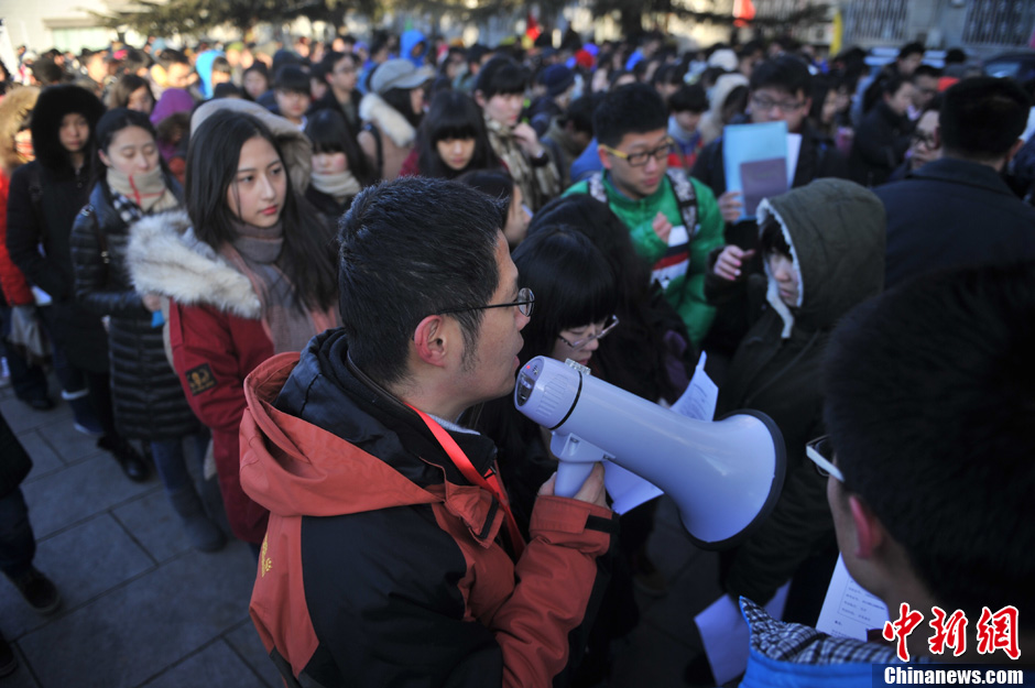 圖為報(bào)考現(xiàn)場。