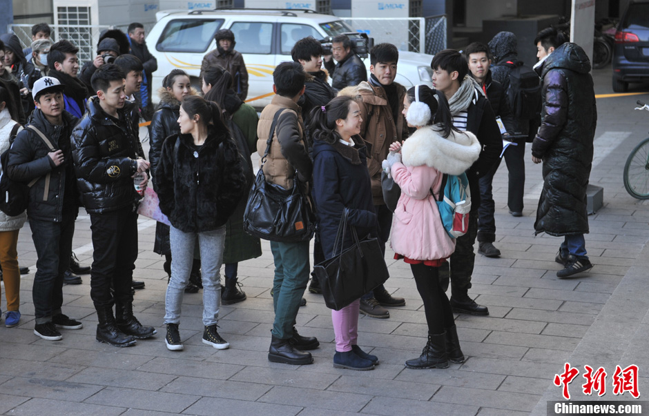 圖為表演系考生走出考場。