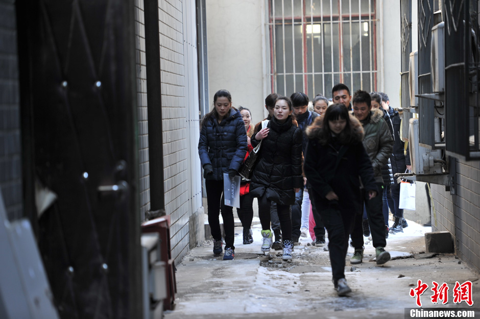 圖為表演系考生走出考場。